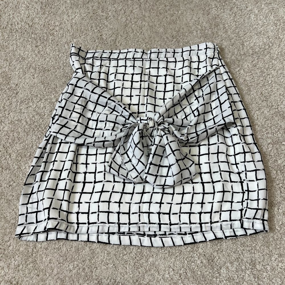 Tobi Fit To Be Tied Skirt Size Medium In White & Black Grid Casual Mini NWT